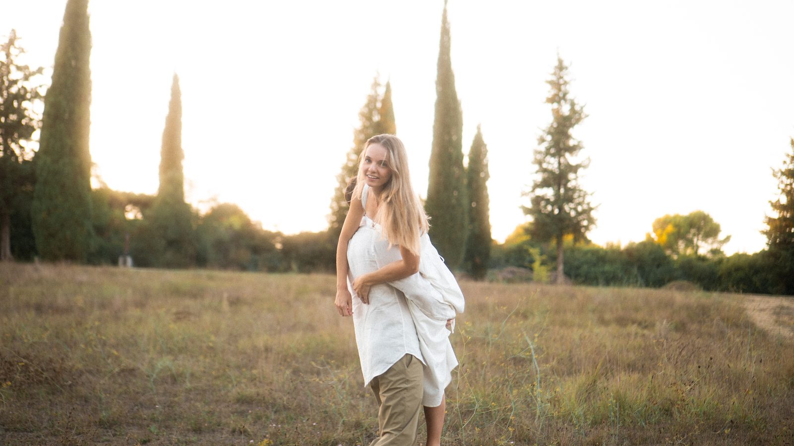 Manon dans la lumière du soir, au milieu des cyprès.