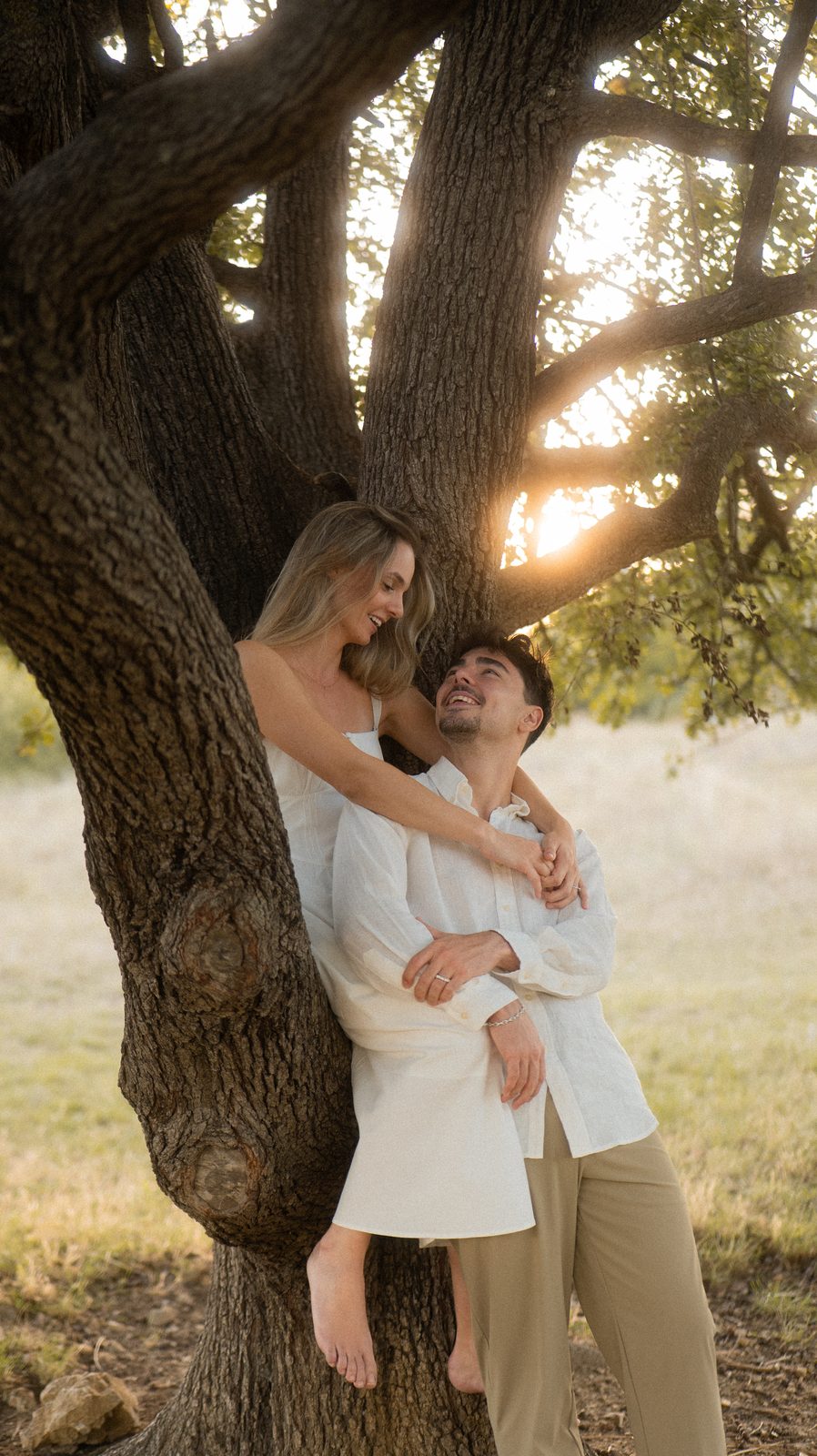 Manon et Benjamin au pied d'un grand chêne, le soleil à travers les branches.