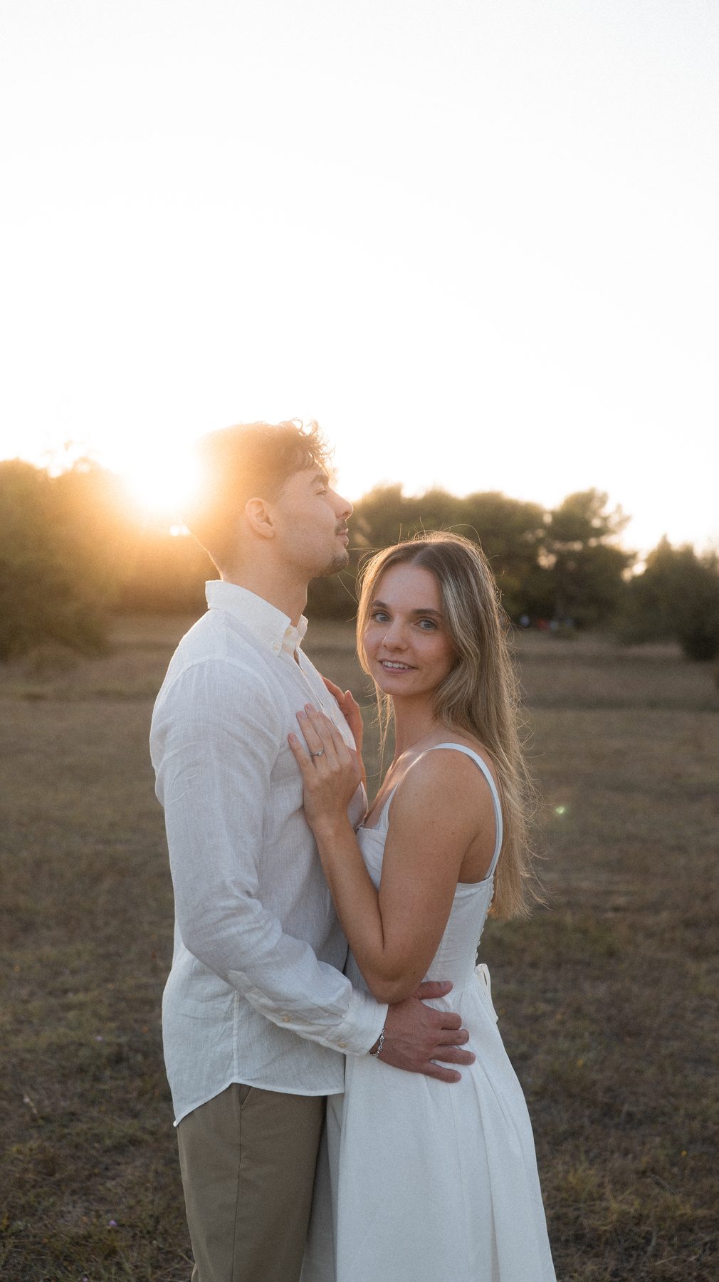 Manon et Benjamin face à face au soleil couchant, dans un champ de Provence.