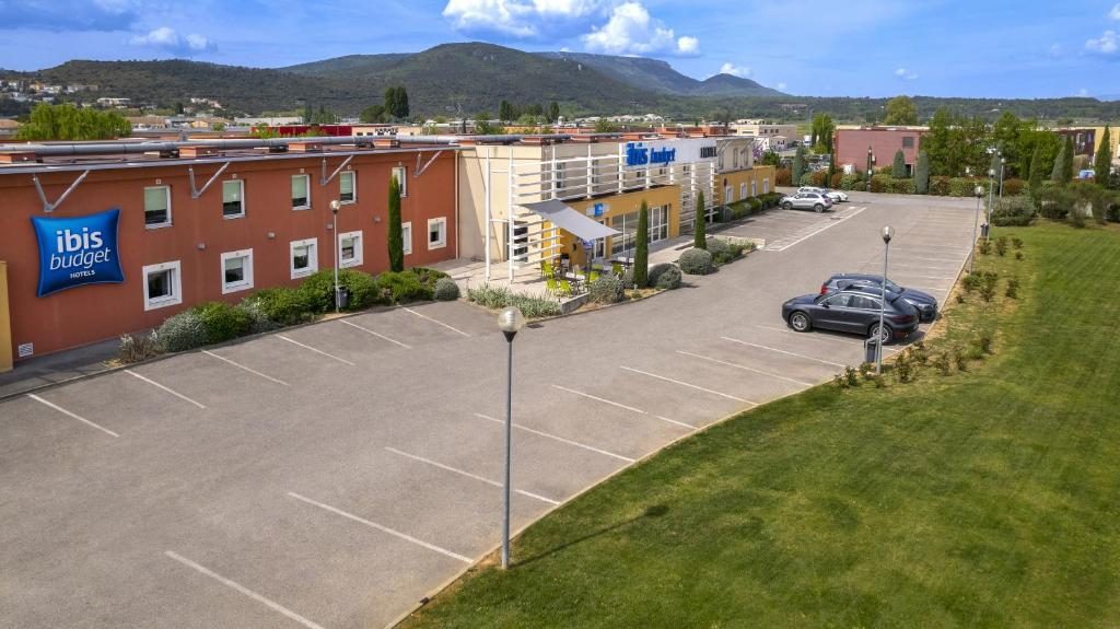 L'hôtel Ibis Budget de Saint-Maximin, vu depuis son parking.