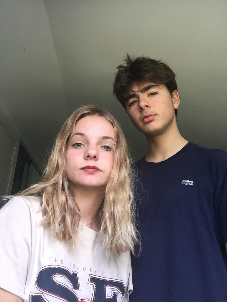 Manon et Benjamin adolescents, au tout début de leur histoire.